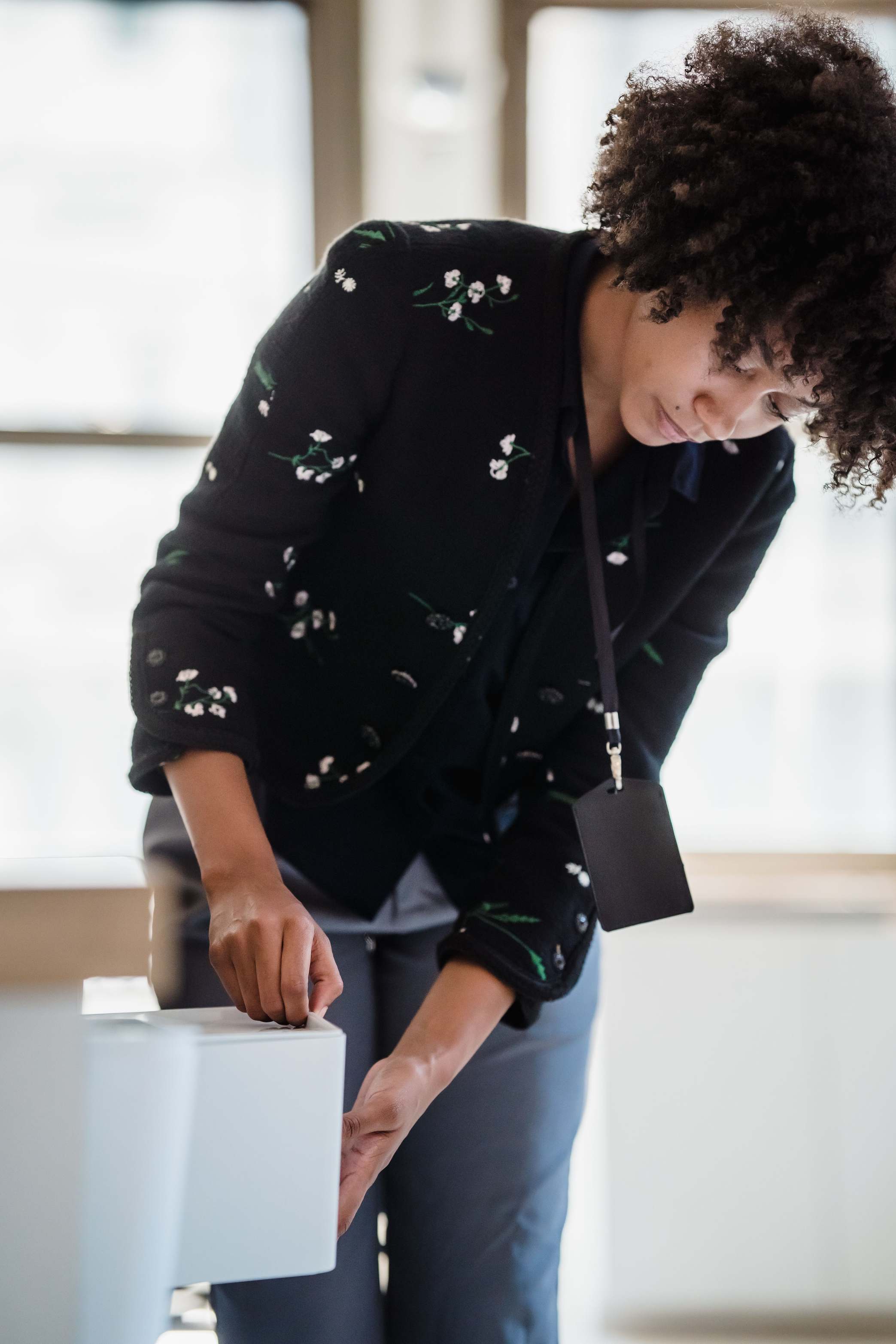 Büroregal mit Ordnern und Akten — modernes Büro mit sortierten Unterlagen